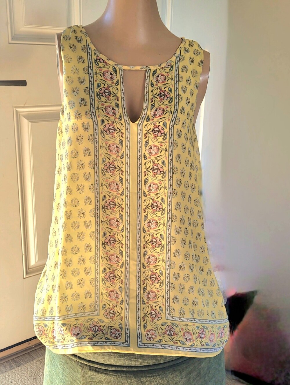 Max Studio Yellow Floral Keyhole Sleeveless Camisole